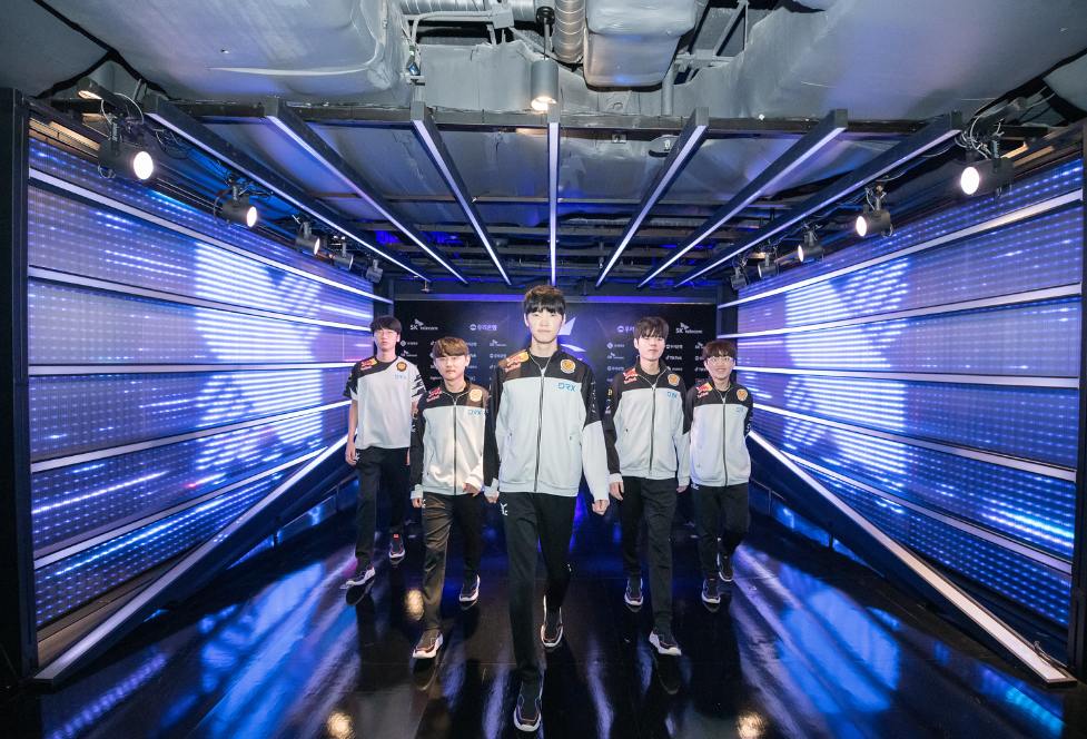 开云官网-DRX力克V5，Keria完成史诗逆转宿命之战四强赛，让粉丝疯狂欢呼